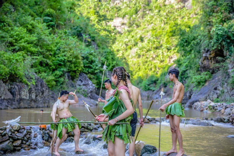 Hoc sinh Muong La mac vay la len rung chup anh ky yeu-Hinh-6